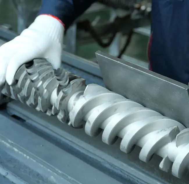 Tại sao các đường màu đen xuất hiện nhiều lần trong máy đùn? Bài viết này hướng dẫn bạn cách xác định nhanh xem liệu nguyên nhân có phải do trục trặc với thùng hoặc vít hay không.